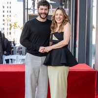 Lawan mainnya dalam ‘Send Help’, Dylan OBrien, juga ikut hadir dan merayakan prestasi Rachel.  Foto: Instagram @hwdwalkoffame