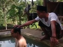 Video Viral Ritual Mandi Celup Bikin Kaya, Padepokan Buka Suara