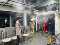 Brimob Polda Metro Bantu Padamkan Kebakaran Rumah Kafe di Jakpus