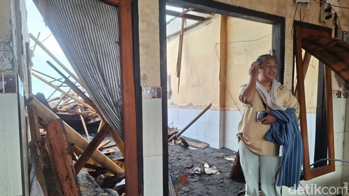 Rumah warga di Lingkungan Bugis, Ampenan, Kota Mataram rusak usai diterjang gelombang setinggi 5 meter lebih, Kamis (22/1/2026).