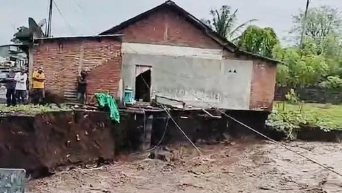 Satu unit rumah warga di Desa Pekat, Kecamatan Pekat Roboh Usai tanahnya terkikis banjir pada Kamis (22/1/2026). (Istimewa)