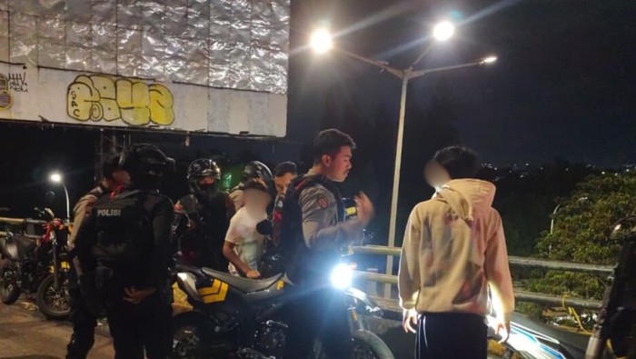 Brimob Polda Metro-Polres Jaktim Patroli di Kramat Jati untuk Cegah Tawuran