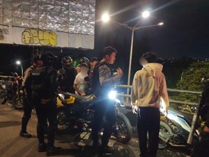 Brimob Polda Metro-Polres Jaktim Patroli di Kramat Jati untuk Cegah Tawuran