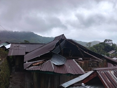 Sebanyak 10 rumah di Desa Demondei, Kecamatan Wotan, Kabupaten Flores Timur, NTT, diterjang angin kencang hingga rusak berat, Rabu (21/1/2026) hingga Kamis (22/1/2026). (Kadek Arell)