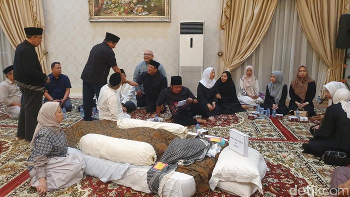 Sejumlah pejabat berdatangan ke rumah duka Haji Alim di Palembang