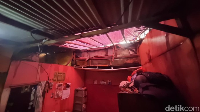 Rumah Nurmayanti di Matraman Jaktim Ambruk Saat Hujan, Anak Tertimpa Puing