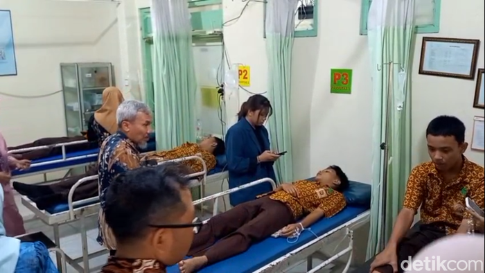 Sejumlah siswa SMK di Tulungagung dirawat di Puskesmas diduga keracunan MBG.
