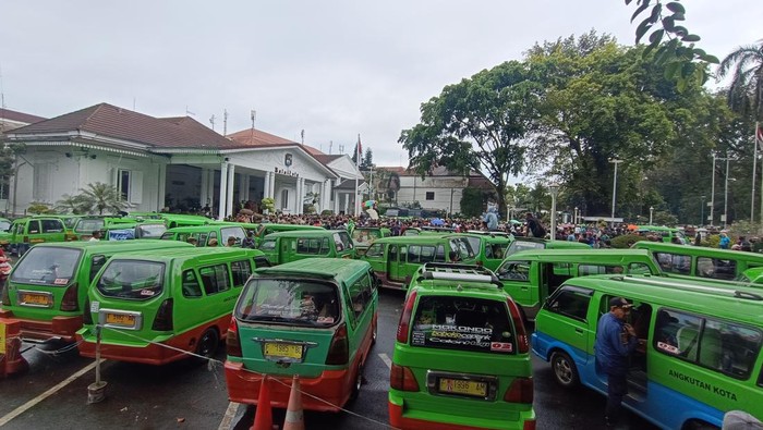 Sopir Angkot Geruduk Balai Kota Bogor, Demo Kebijakan Usia Kendaraan
