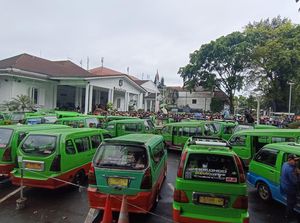 Sopir Angkot Geruduk Balai Kota Bogor, Demo Kebijakan Usia Kendaraan