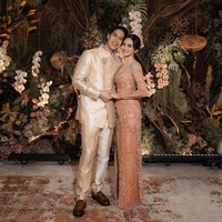 Syifa Hadju memilih nuansa romantis nan hangat dengan palet earthy seperti beige, cokelat muda, terakota dan oranye. Mulai dari kebaya, makeup hingga dekorasi, semua dirancang selaras dan harmonis. Foto: Instagram @syifahadju