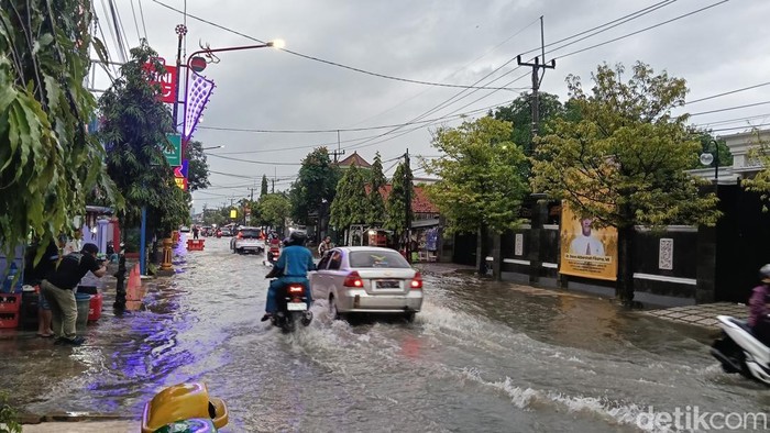 Tampak sejumlah pengendara nekad menerobos genangan banjir di Jalan D.I. Panjaitan, Indramayu, Kamis (22/1/2026) sore.