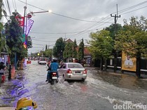 Hujan Seharian, Jalanan di Indramayu Terendam Banjir