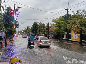Hujan Seharian, Jalanan di Indramayu Terendam Banjir