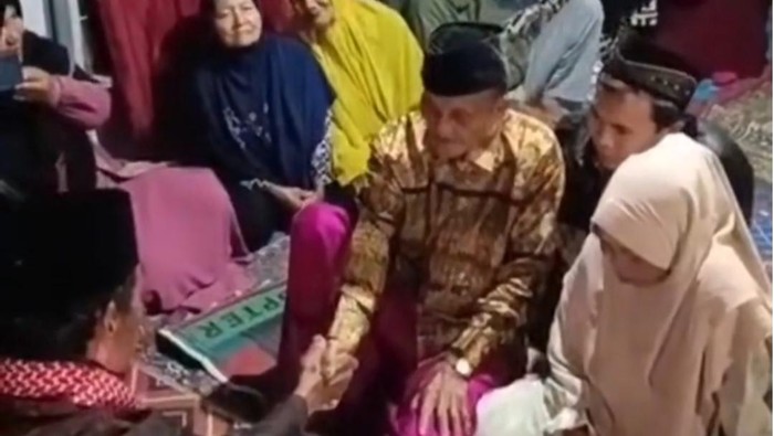 Viral Kakek 70 Tahun Nikahi Janda, Ternyata Kawin Lari