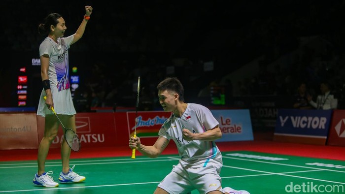 Ganda campuran Indonesia–Singapura, Gloria Emanuelle Widjaja/Hee Yong Kai Terry, tampil di babak 16 besar Indonesia Masters 2026. Mereka menghadapi pasangan Denmark Jesper Toft/Amalie Magelund di Istora Senayan, Jakarta, Kamis (22/1/2026).