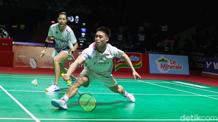 Ganda campuran Indonesia–Singapura, Gloria Emanuelle Widjaja/Hee Yong Kai Terry, tampil di babak 16 besar Indonesia Masters 2026. Mereka menghadapi pasangan Denmark Jesper Toft/Amalie Magelund di Istora Senayan, Jakarta, Kamis (22/1/2026).