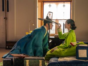 Ji Chang Wook Playboy Joseon Goda Son Ye Jin di Drakor Netflix The Scandal
