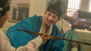 Cho Won diperankan oleh Ji Chang Wook jadi playboy era Joseon. Ketika Lady Cho memberikan tawaran ke Cho Won, dia seperti gak bisa menolak. (Foto: dok Netflix)