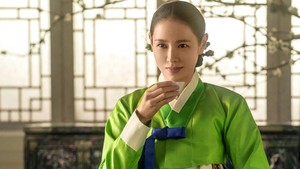 Lady Cho diperankan oleh Son Ye Jin, seorang wanita bangsawan yang membuat pertaruhan terlarang. Dia ingin mendobrak aturan sosial di era Joseon yang mengekang perempuan. (Foto: dok Netflix)