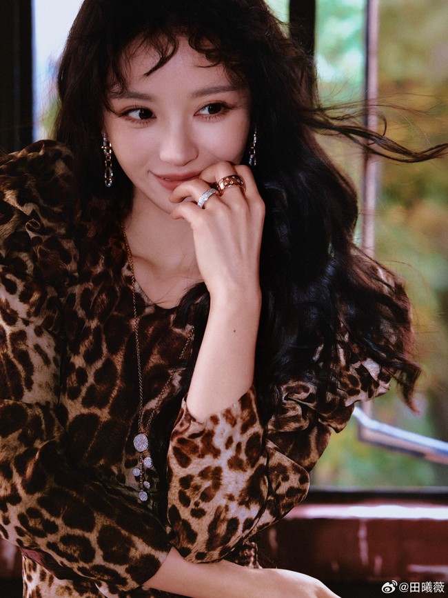 Jelang akhir tahun 2025, Tian Xiwei semakin memperkuat statusnya yang sedang naik daun dengan menjadi salah satu dari dua aktris drama China yang masuk dalam daftar 100 Wajah Tercantik di Dunia versi TC Candler.  Foto: Weibo