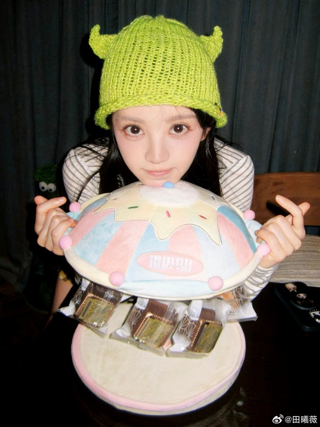 Gayanya saat berpose hati selagi tersenyum riang juga sempat viral di Weibo dan mengumpulkan lebih dari 50 juta tayangan dan ratusan ribu komentar positif.  Foto: Weibo