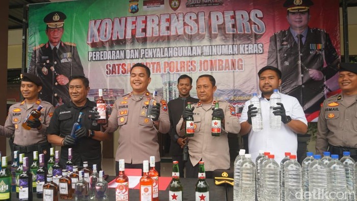 Rumah Pedagang Miras di Jombang Digerebek Polisi