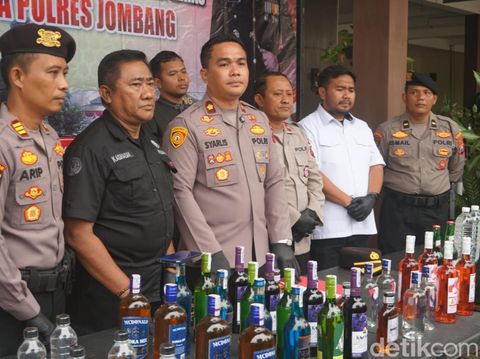 Timsus Saber Miras Polres Jombang menggerebek rumah Alfanudin (29), warga Dusun Corogo, Desa Janti, Kecamatan Jogoroto