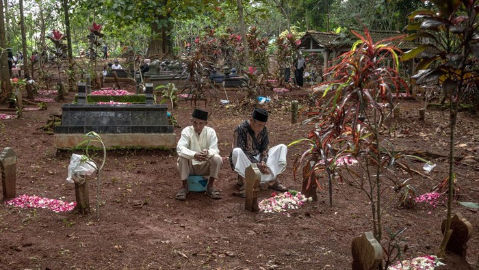 Warga berkumpul dalam tradisi Nyadran di kompleks Pemakaman Umum Sentono, Kelurahan Ngijo, Gunungpati, Semarang, Jawa Tengah, Kamis (22/1/2026). Tradisi turun temurun penyembelihan hingga 48 ekor kambing dilanjutkan memasak gulai, berdoa bersama dan berziarah ke petilasan tokoh ulama setempat KH Asyari serta makam keluarga itu sebagai wujud rasa syukur warga atas limpahan rezeki yang diberikan Allah SWT sekaligus dalam rangka menyambut bulan suci Ramadhan. ANTARA FOTO/Aji Styawan/rwa.
