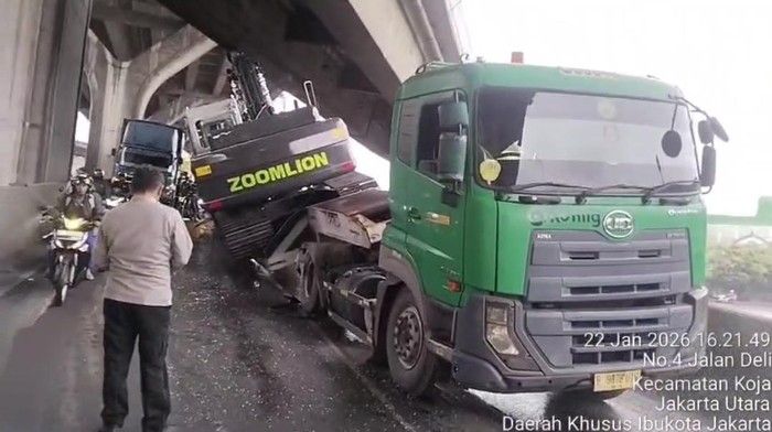 Truk Angkut Alat Berat Nyangkut di Flyover Jampea Jakut, Lalin Macet