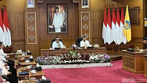 Wamen Investasi dan Hilirisasi/BKPM, Todotua Pasaribu bersama Gubernur Bali Wayan Koster dalam acara penandatanganan pengendalian penanaman modal di Rumah Jabatan Gubernur Bali, Jayasabha, Denpasar, Kamis (22/1/2026).