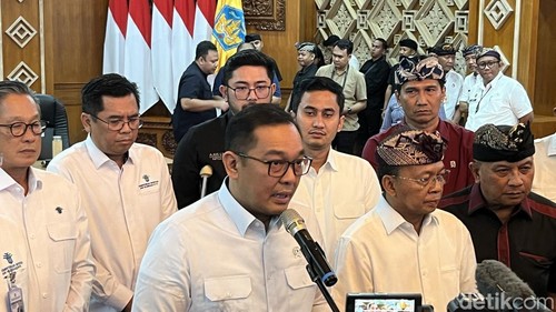 Wamen Investasi Todotua Pasaribu dan Gubernur Bali Wayan Konster memberikan keterangan pers di Denpasar, Kamis (22/1/2026).