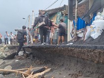 Pemkot Mataram Pasang Geobag-Batu Boulder 1 Km Tangani Banjir Rob Ampenan