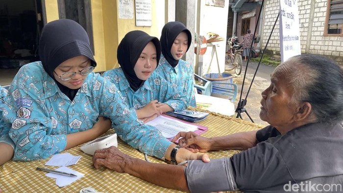 Warga Desa Doropayung, Juwana, mendatangi pemeriksaan kesehatan gratis, Kamis (22/1/2026).