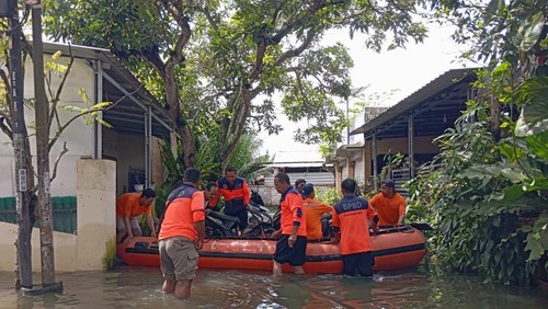 Warga lanjut usia hingga kendaraan bermotor di Perumahan Pepabri, Kecamatan Labuapi, Lombok Barat dievakuasi menggunakan perahu karet, Kamis (22/01/2026). (Dok. Pemdes Perampuan)