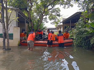 Perahu Karet Dikerahkan Evakuasi Korban Banjir di Labuapi Lombok Barat