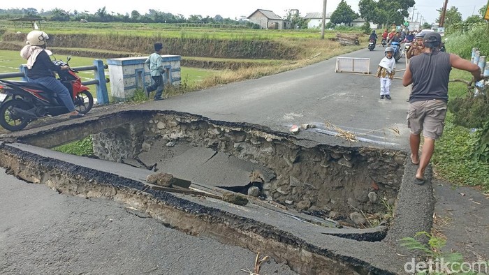 Warga melintas di jembatan ambles Blitar