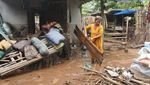 Warga Situbondo Bersih-bersih Rumah Usai Banjir Rendam Permukiman