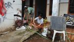 Warga Situbondo Bersih-bersih Rumah Usai Banjir Rendam Permukiman