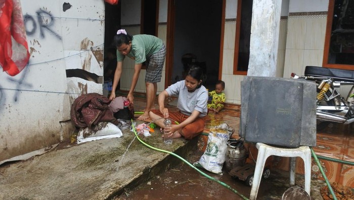 Warga membersihkan perabotan rumah pascabanjir di Desa Besuki, Kecamatan Besuki, Situbondo, Jawa Timur, Kamia (22/1/2026). Bencana banjir yang terjadi Rabu (21/1) malam tersebut mengakibatkan lima kecamatan dan 3.015 rumah warga terdampak banjir. ANTARA FOTO/Seno/agr
