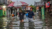 Kondisi tanah yang sudah jenuh membuat air limpasan hujan lebih cepat mengalir ke sungai dan saluran air, berpotensi memicu luapan. BMKG juga mengimbau masyarakat untuk mewaspadai kenaikan debit air sungai dan kali utama yang melintasi Jabodetabek.