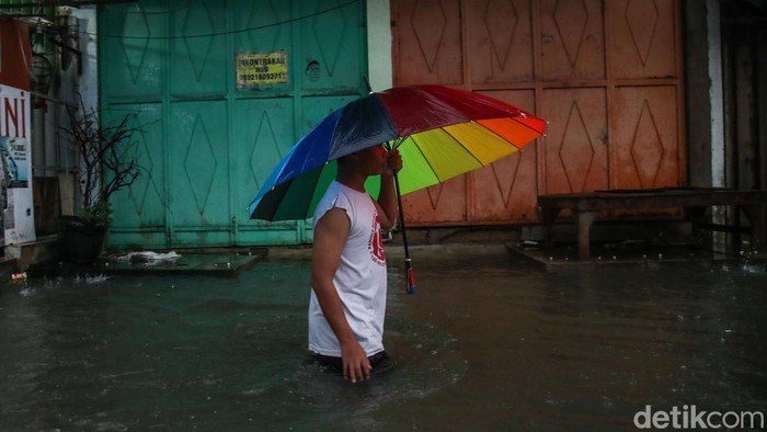 Warga melintasi genangan banjir di kawasan Marakash, Pondok Ungu, Kabupaten Bekasi, Jawa Barat, Kamis (22/1/2026), di tengah peringatan cuaca ekstrem.