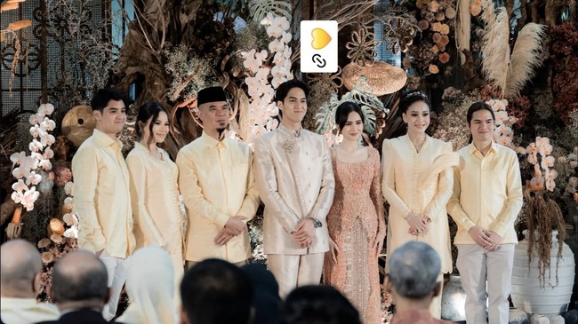 Lamaran El Rumi dan Syifa Hadju yang berlangsung pada 21 Januari 2026 masih menjadi perbincangan hangat. Penampilan para anggota keluarga, salah satunya istri Al Ghazali, Alyssa Daguise, tak kalah jadi sorotan. Foto: Instagram/@alyssadaguise/@bennusorumba