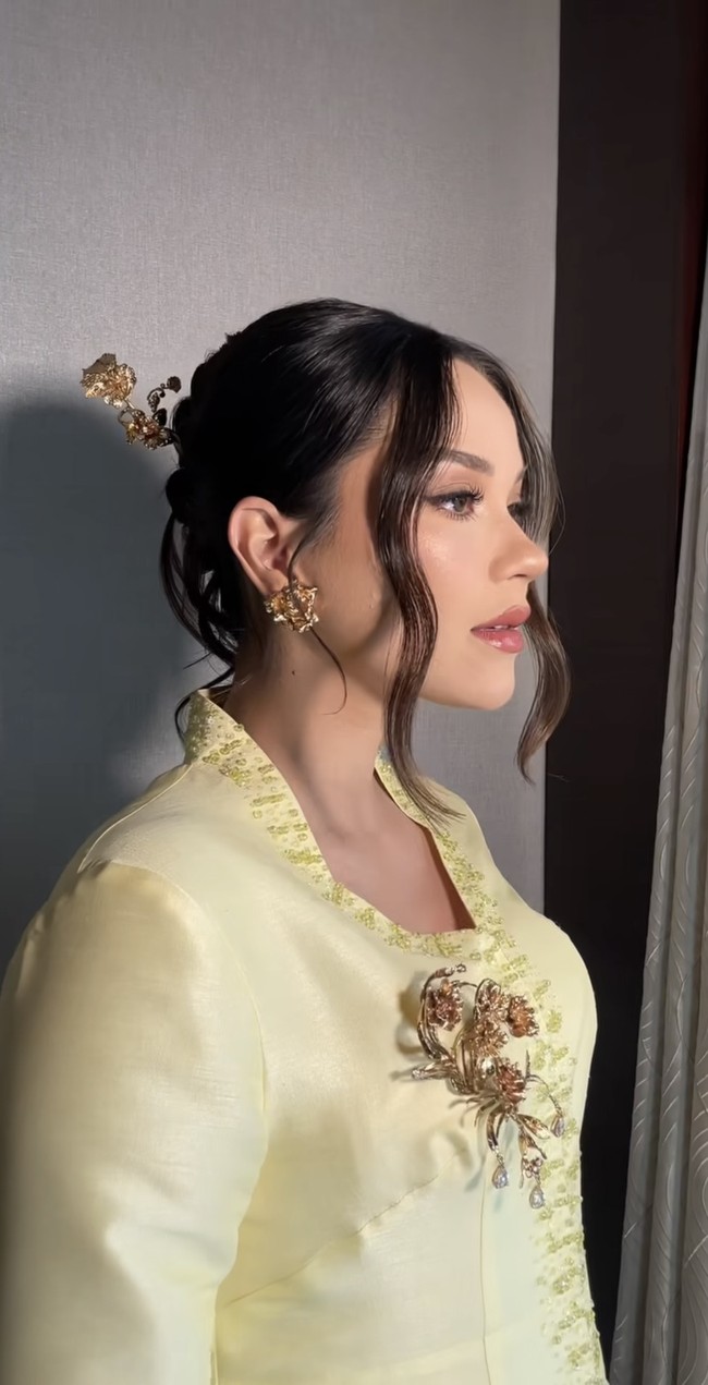 Riasan wajah hasil tangan Bennu Sorumba semakin memancarkan aura kecantikan bumil satu ini. Bennu memilih look Hollywood Flawless untuk menyempurnakan tampilan wajah Alyssa. Foto: Instagram/@alyssadaguise/@bennusorumba