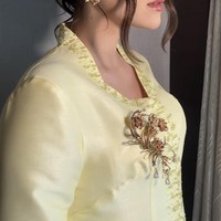 Riasan wajah hasil tangan Bennu Sorumba semakin memancarkan aura kecantikan bumil satu ini. Bennu memilih look Hollywood Flawless untuk menyempurnakan tampilan wajah Alyssa. Foto: Instagram/@alyssadaguise/@bennusorumba