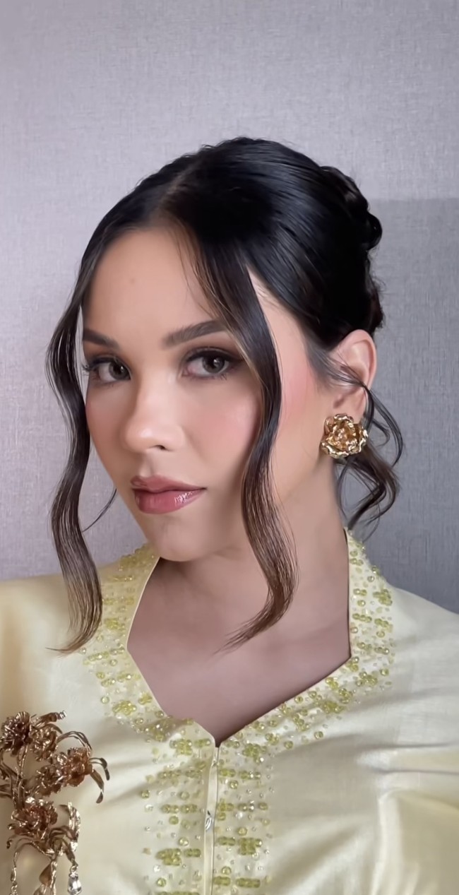 Kulit Alyssa terlihat halus dengan hasil complexion semi-matte yang glowing sehat. Blush pink lembut memberi efek segar, sementara lipstik nude pink kecokelatan dengan sentuhan glossy menyempurnakan keseluruhan riasan wajahnya. Foto: Instagram/@alyssadaguise/@bennusorumba