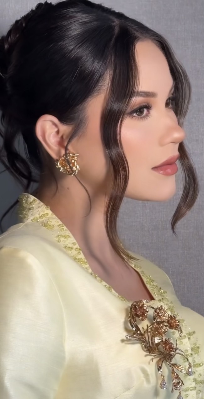 Riasan mata tampil dengan eyeshadow cokelat lembut berpadu eyeliner dan bulu mata lentik. Look ini menciptakan kesan mata yang tajam namun tetap natural, khas riasan Hollywood flawless. Foto: Instagram/@alyssadaguise/@bennusorumba