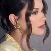 Riasan mata tampil dengan eyeshadow cokelat lembut berpadu eyeliner dan bulu mata lentik. Look ini menciptakan kesan mata yang tajam namun tetap natural, khas riasan Hollywood flawless. Foto: Instagram/@alyssadaguise/@bennusorumba