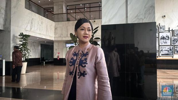Anggota Dewan Komisioner Otoritas Jasa Keuangan (OJK) Republik Indonesia, Friderica Widyasari Dewi saat tiba di Kantor Kementerian Keuangan, Jakarta, Jumat (23/1/2026). (CNBC Indonesia/Zahwa Madjid)