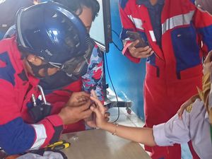 Kala Damkar Harus Tetap Tenang saat Siswi Nangis Jarinya Nyangkut Engsel Gembok