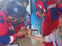Kala Damkar Harus Tetap Tenang saat Siswi Nangis Jarinya Nyangkut Engsel Gembok